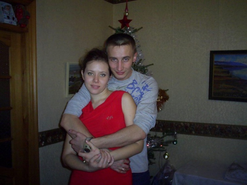 Молодожены занимаются домашним сексом на кровати 3 фото