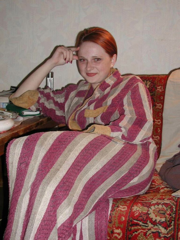 Рыжая сучка хороша и без нижнего белья 1 фото