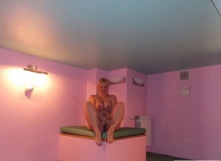 Зрелая женщина обнажила себя 12 фото