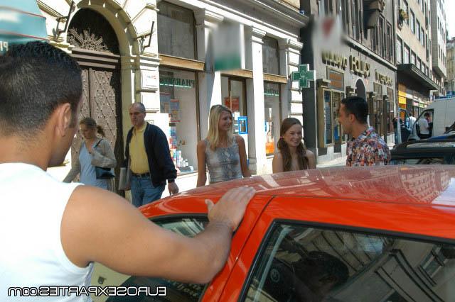 Ребята устраивают приятный групповой секс с девушками 1 фото