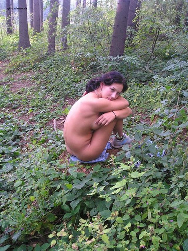 Брюнетка на природе показала половые губы 16 фото