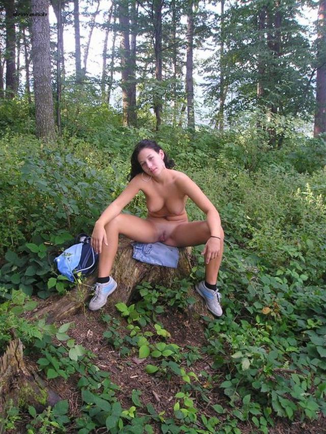 Брюнетка на природе показала половые губы 9 фото