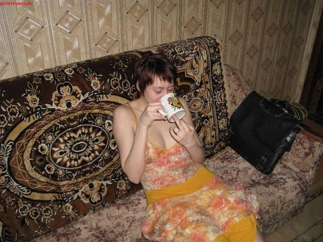 Одна дающая девушка любит позировать на камеру 20 фото