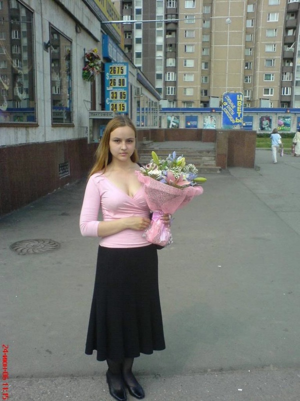 Грустная 20-летняя девушка в выходной день 4 фото
