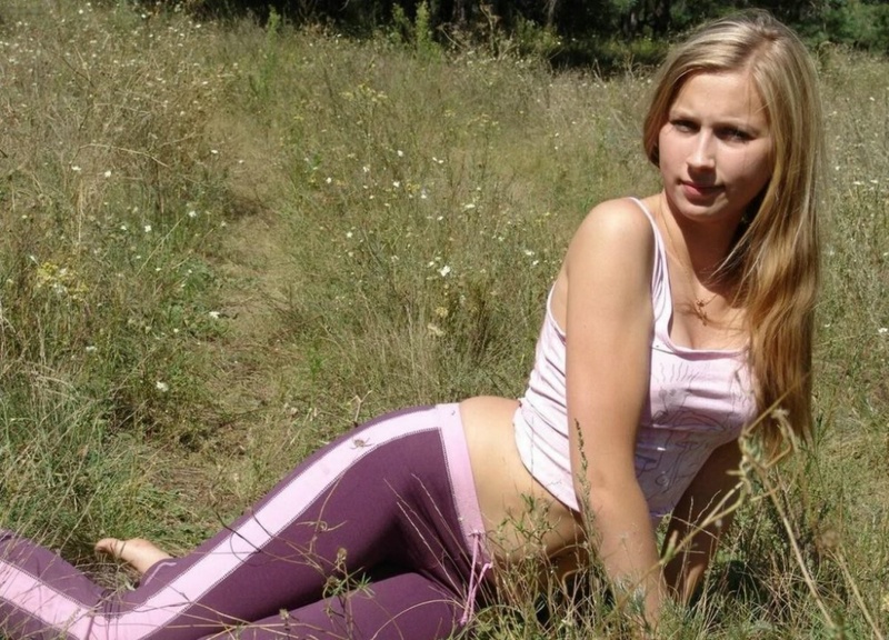 Спортсменка дрочит клитор жарким весенним днем в поле 3 фото