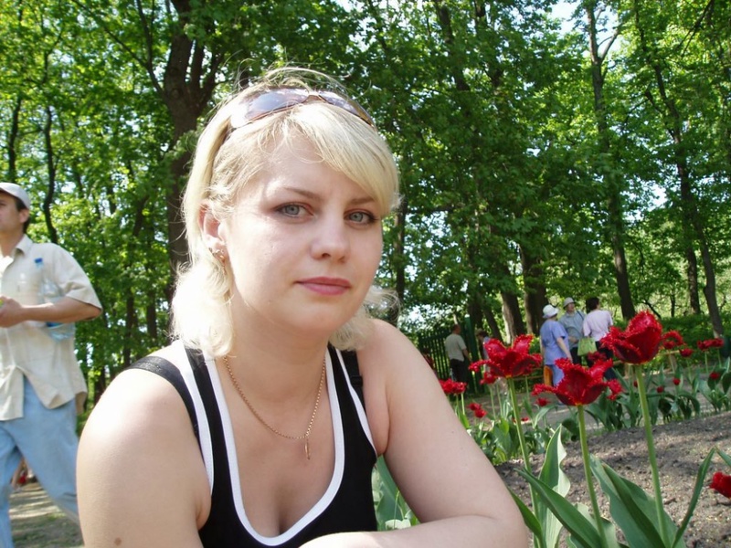 Блонда оголила свое тело на природе 1 фото