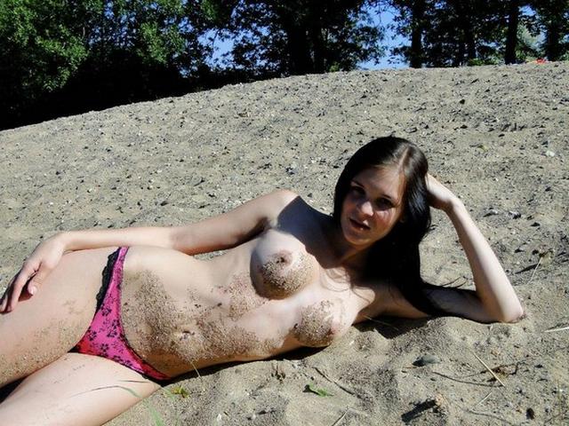 Милая обнаженная девушка валяется на песочке 15 фото