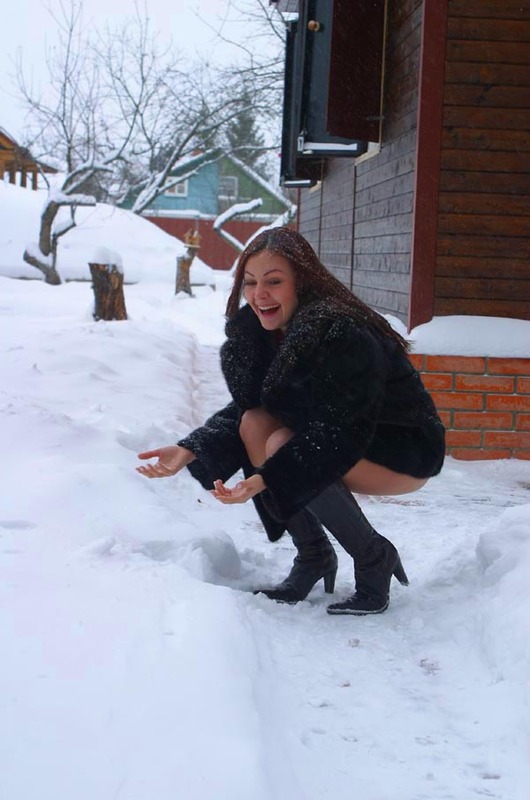 Зимой разделась до гола у дома 3 фото