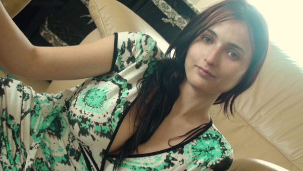 Сексуальная брюнетка показывает свои внешние данные 5 фото
