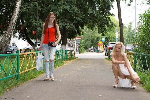 Любит позировать в публичных местах 20 фото