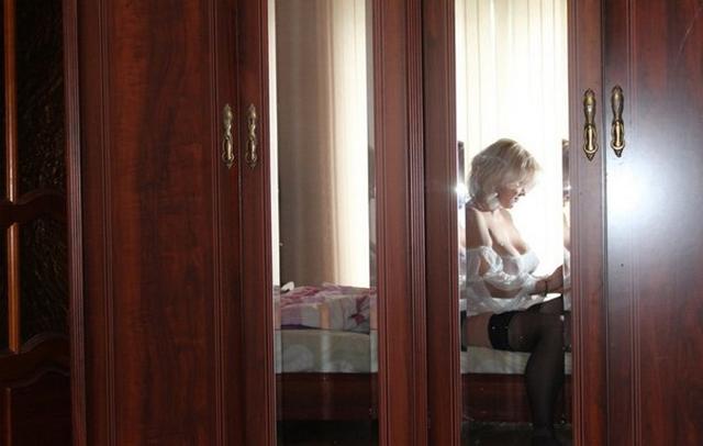 Грудастая блондинка обожает свежие цветы 25 фото